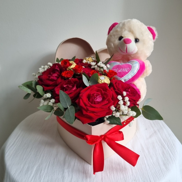 Box caja corazon , rosas , peluche y chocolates