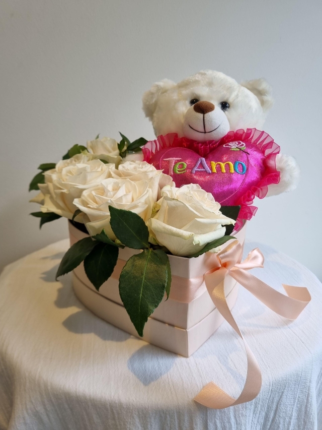 Caja corazon de rosas blancas y peluche